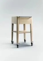 Chariot à champagne en chêne de Bourgogne avec une cuve en résine acrylique, un rack à verres, une étagère inférieure et une poignée en acier inoxydable, monté sur quatre roulettes.