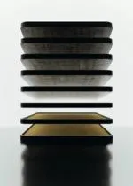 Plateau à couverts en chêne de Bourgogne teinté avec un plateau en feutrine jaune.