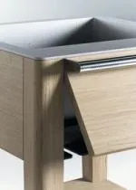 Chariot à champagne en chêne de Bourgogne avec une cuve en résine acrylique, un rack à verres, une étagère inférieure et une poignée en acier inoxydable.