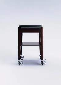 Chariot à alcool en chêne de Bourgogne avec une poignée en acier inoxydable, monté sur quatre roulettes.