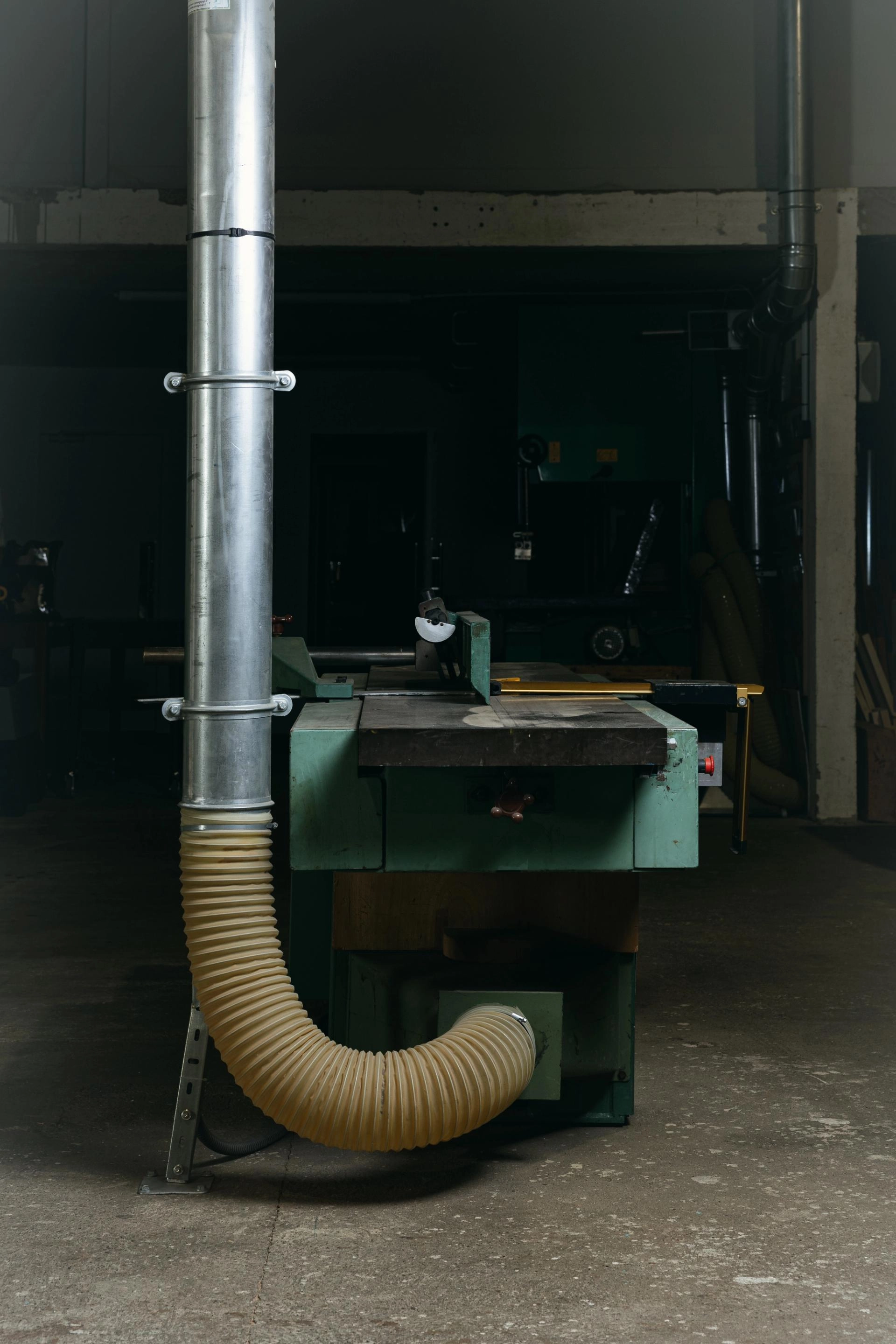 Machine à bois dans l'atelier