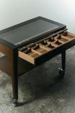 Chariot à cigare en chêne de Bourgogne teinté avec un plateau en verre, un tiroir à cigares, une étagère inférieure et une poignée en acier inoxydable, monté sur quatre roulettes.