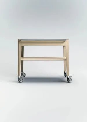 Chariot de service en chêne de Bourgogne avec un plateau supérieur, une étagère inférieure et une poignée en acier inoxydable, monté sur quatre roulettes.