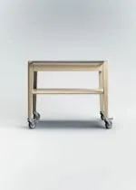 Chariot de service en chêne de Bourgogne avec un plateau supérieur, une étagère inférieure et une poignée en acier inoxydable, monté sur quatre roulettes.