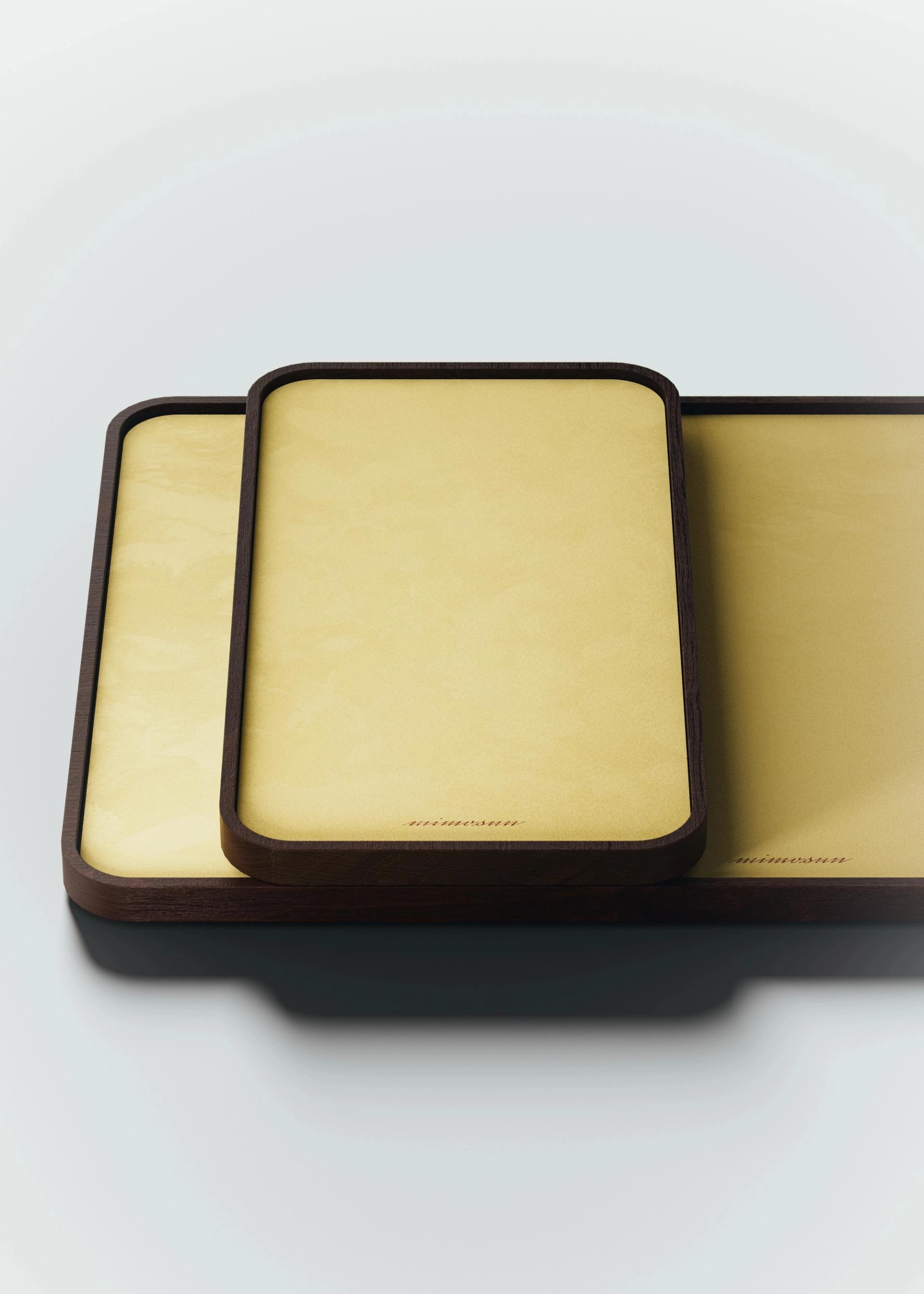 Plateau à couverts en chêne de Bourgogne teinté avec un plateau en feutrine jaune.