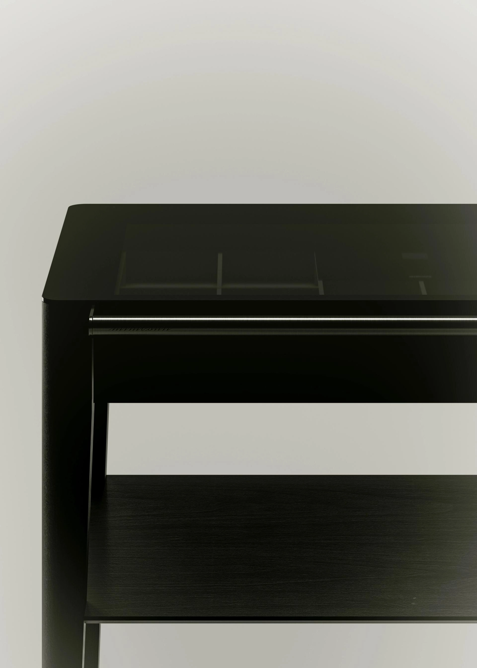 Chariot à cigare en chêne de Bourgogne teinté avec un plateau en verre, un tiroir à cigares, une étagère inférieure et une poignée en acier inoxydable.