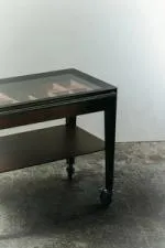 Chariot à cigare en chêne de Bourgogne teinté avec un plateau en verre, un tiroir à cigares, une étagère inférieure et une poignée en acier inoxydable, monté sur quatre roulettes.