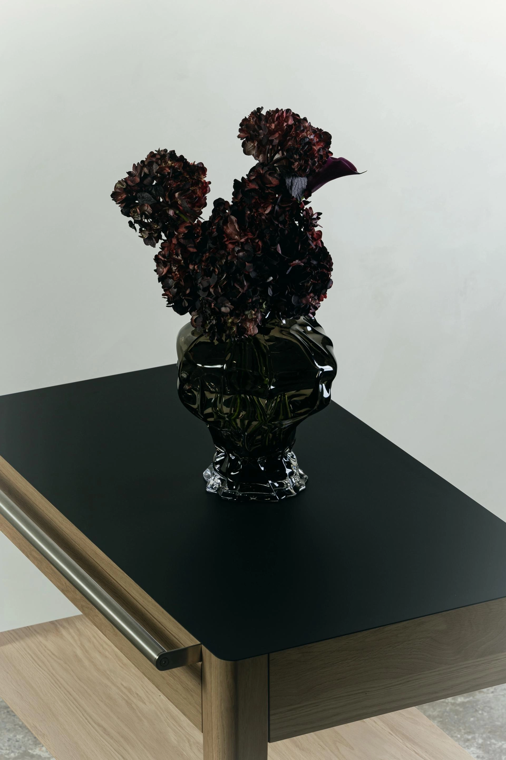 Fleurs sur le chariot de service