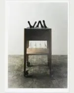 Chariot à champagne en chêne de Bourgogne avec une cuve en résine acrylique, un rack à verres, une étagère inférieure et une poignée en acier inoxydable, monté sur quatre roulettes.