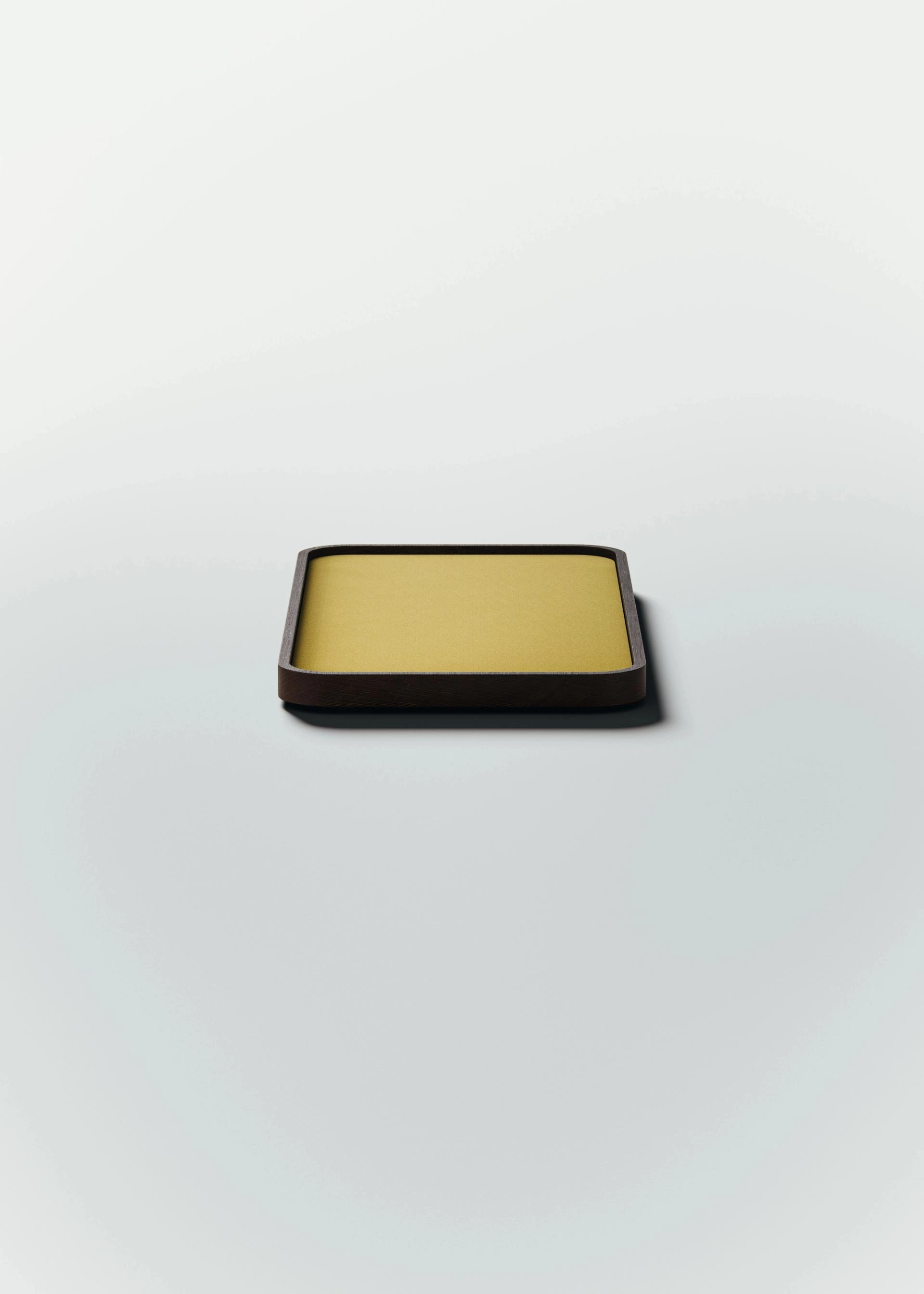 Plateau à couverts en chêne de Bourgogne teinté avec un plateau en feutrine jaune.