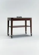 Chariot à flamber en chêne de Bourgogne teinté avec un plateau Dekton, un feu gaz intégré, une étagère inférieure et une poignée en acier inoxydable, monté sur quatre roulettes.