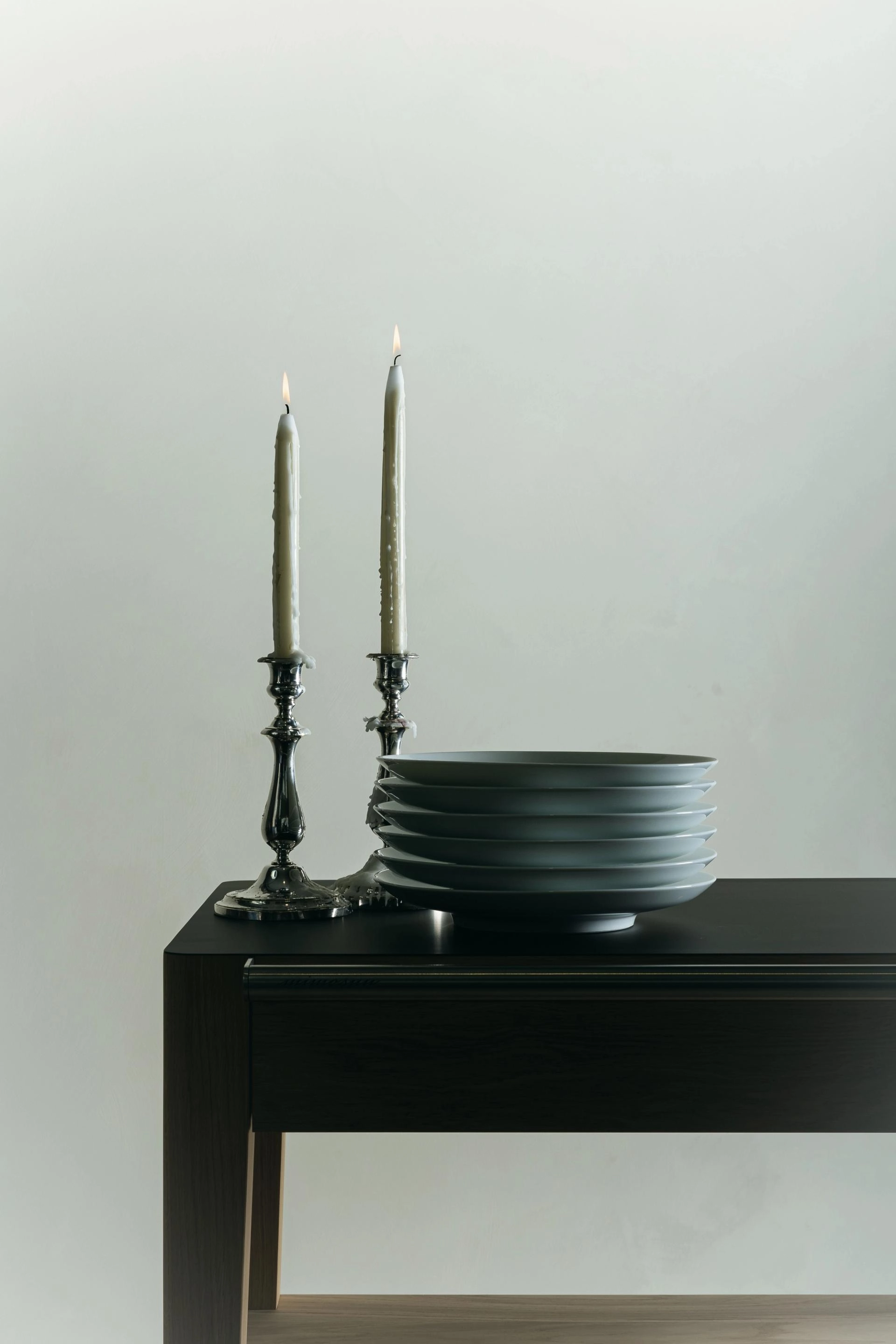 Assiettes sur le chariot de service