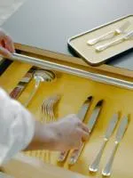 Plateau à couverts en chêne de Bourgogne teinté avec un plateau en feutrine jaune.