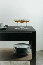 Verres sur le chariot de service 