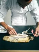 Découpe d'un poisson sur le chariot de service 