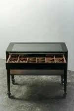 Chariot à cigare en chêne de Bourgogne teinté avec un plateau en verre, un tiroir à cigares, une étagère inférieure et une poignée en acier inoxydable, monté sur quatre roulettes.