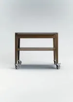 Chariot à cigare en chêne de Bourgogne teinté avec un plateau en verre, un tiroir à cigares, une étagère inférieure et une poignée en acier inoxydable, monté sur quatre roulettes.