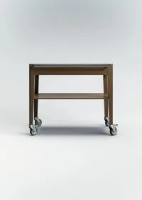 Chariot à cigare en chêne de Bourgogne teinté avec un plateau en verre, un tiroir à cigares, une étagère inférieure et une poignée en acier inoxydable, monté sur quatre roulettes.