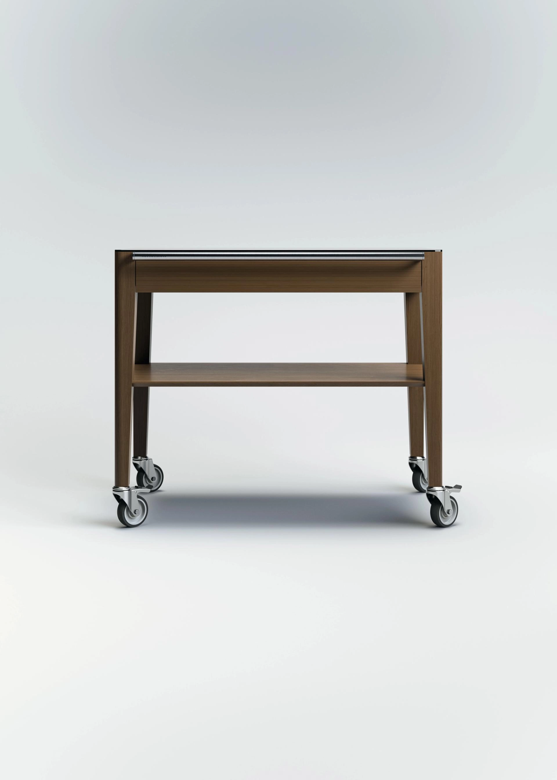 Chariot à cigare en chêne de Bourgogne teinté avec un plateau en verre, un tiroir à cigares, une étagère inférieure et une poignée en acier inoxydable, monté sur quatre roulettes.