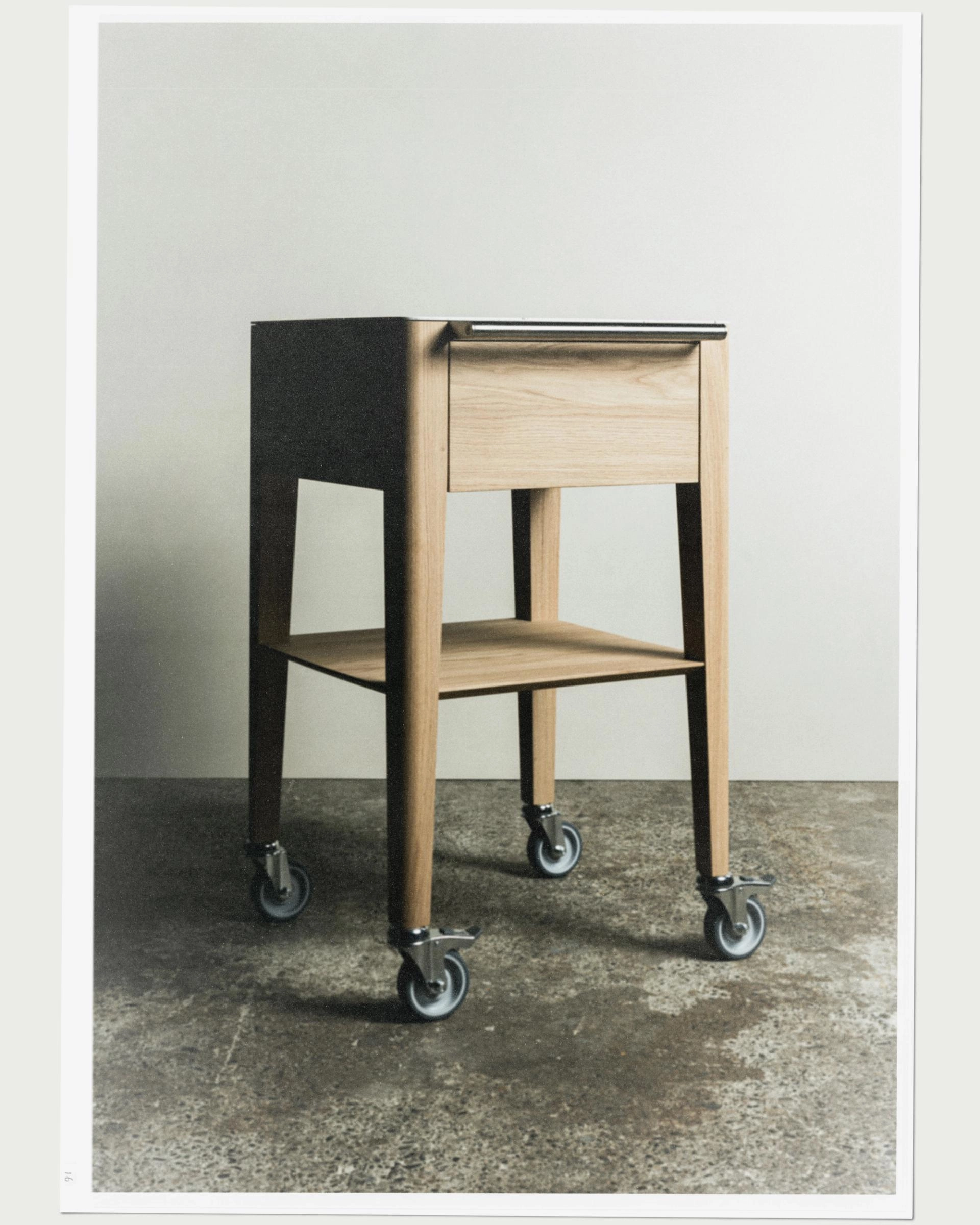 Chariot à champagne en chêne de Bourgogne avec une cuve en résine acrylique, un rack à verres, une étagère inférieure et une poignée en acier inoxydable, monté sur quatre roulettes.