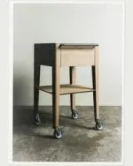 Chariot à champagne en chêne de Bourgogne avec une cuve en résine acrylique, un rack à verres, une étagère inférieure et une poignée en acier inoxydable, monté sur quatre roulettes.