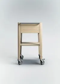 Chariot à champagne en chêne de Bourgogne avec une cuve en résine acrylique, un rack à verres, une étagère inférieure et une poignée en acier inoxydable, monté sur quatre roulettes.