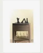 Chariot à champagne en chêne de Bourgogne avec une cuve en résine acrylique, un rack à verres, une étagère inférieure et une poignée en acier inoxydable.