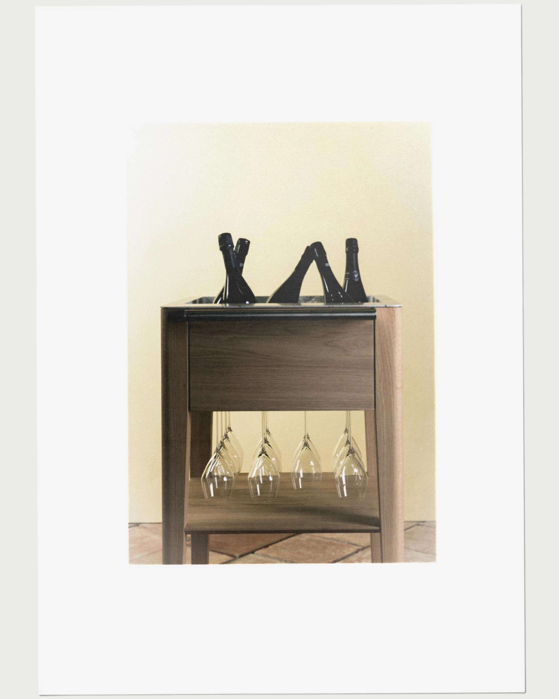 Chariot à champagne en chêne de Bourgogne avec une cuve en résine acrylique, un rack à verres, une étagère inférieure et une poignée en acier inoxydable.