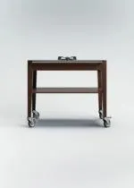 Chariot à flamber en chêne de Bourgogne teinté avec un plateau Dekton, un feu gaz intégré, une étagère inférieure et une poignée en acier inoxydable, monté sur quatre roulettes.