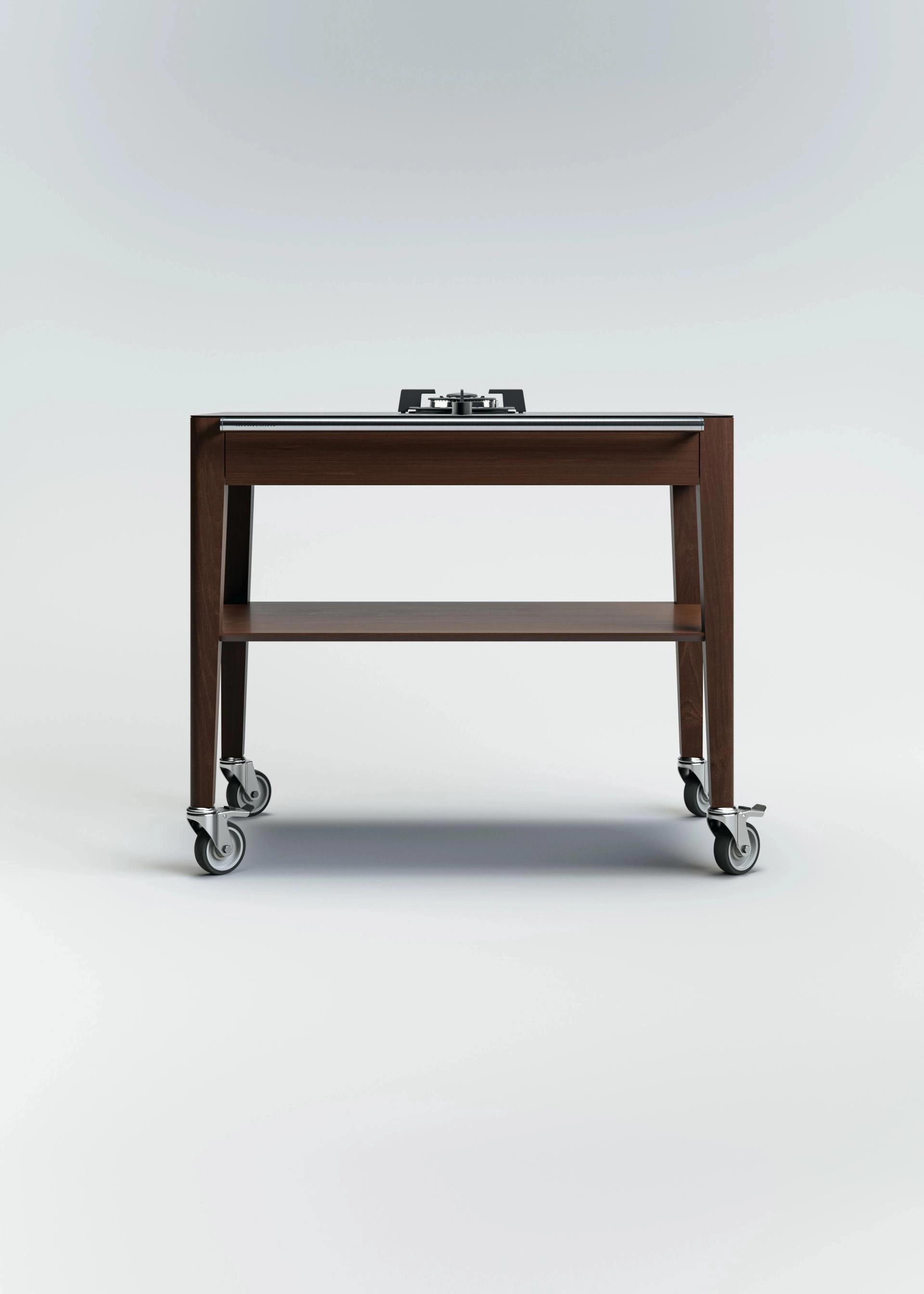 Chariot à flamber en chêne de Bourgogne teinté avec un plateau Dekton, un feu gaz intégré, une étagère inférieure et une poignée en acier inoxydable, monté sur quatre roulettes.