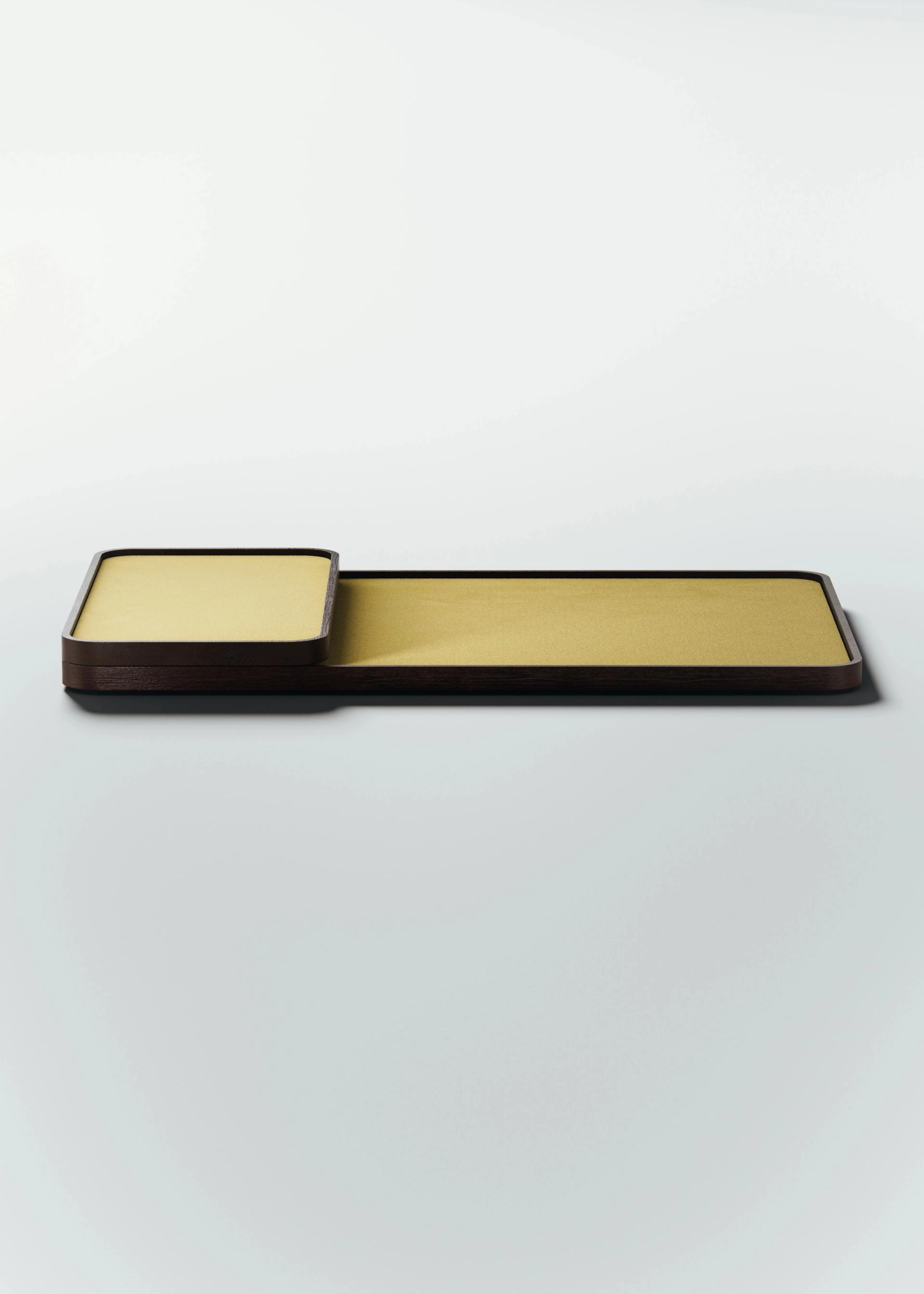 Plateau à couverts en chêne de Bourgogne teinté avec un plateau en feutrine jaune.