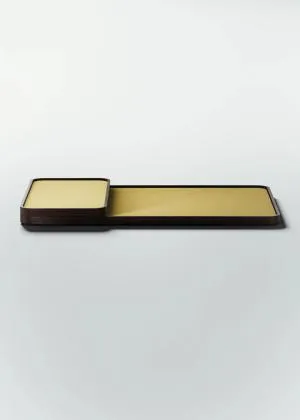 Plateau à couverts en chêne de Bourgogne teinté avec un plateau en feutrine jaune.