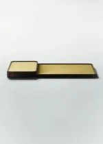 Plateau à couverts en chêne de Bourgogne teinté avec un plateau en feutrine jaune.